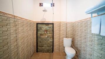 Ducha, batas, pantuflas, bidet