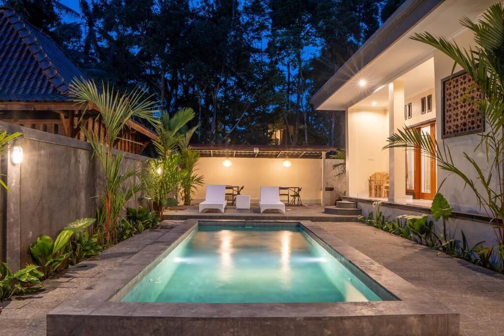 Una piscina al aire libre