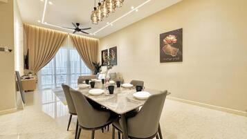 Apartemen, 3 kamar tidur, balkon, pemandangan kota | Tempat makan