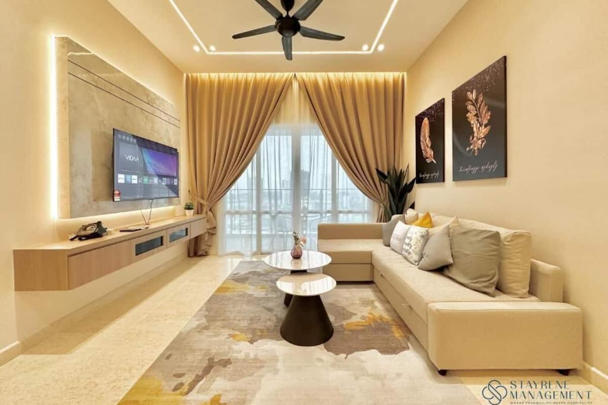 Appartement, 3 chambres, balcon, vue sur la ville | Aire de séjour | Téléviseur à écran plat