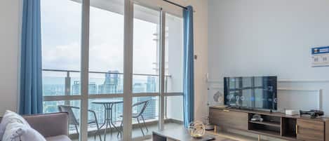 Classic Apartment, 2 Bedrooms, City View | Ruang tamu | TV skrin rata