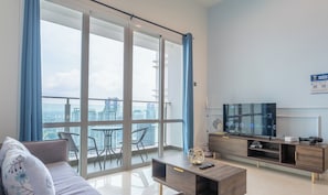 Klassiek appartement, 2 slaapkamers, uitzicht op stad | Woonruimte | Een flatscreentelevisie