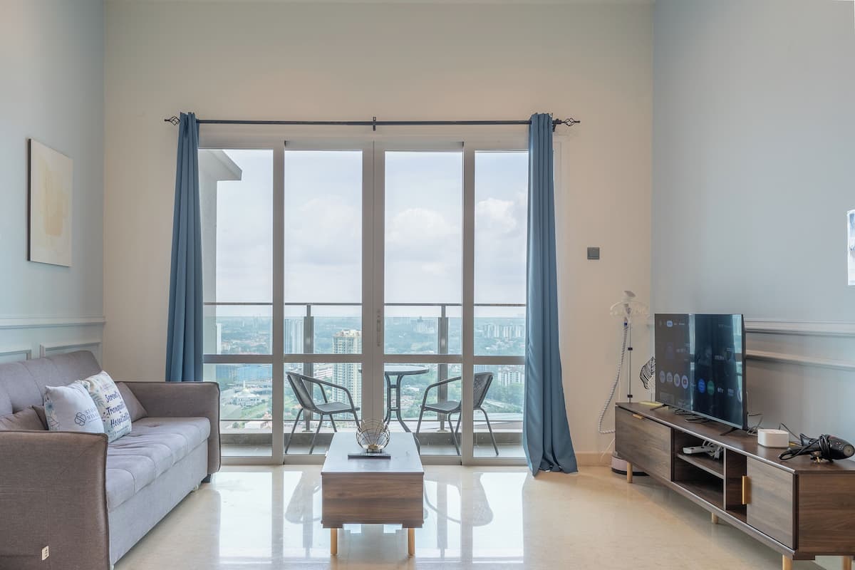 Appartement classique, 2 chambres, vue sur la ville | Aire de séjour | Téléviseur à écran plat