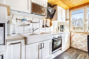 Fridge, microwave, oven, stovetop - Holiday Apartment at Cape Arkona (Putgarten)