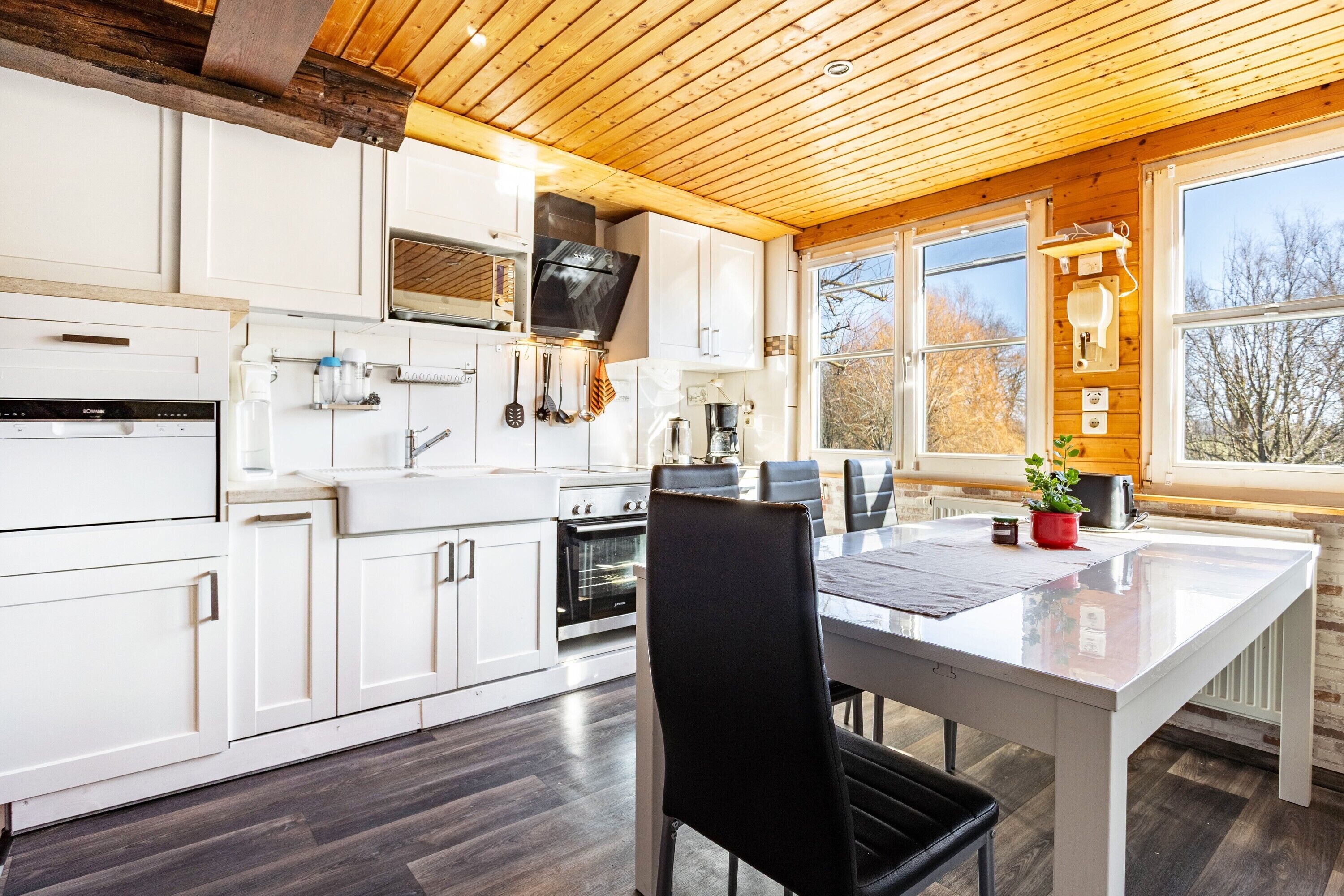 Frigorifero, microonde, forno, piano cottura