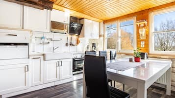 Coffee/tea maker, fridge, microwave, oven