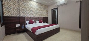 Deluxe Double Room | Desk, laptop workspace, iron/ironing board, free WiFi - Golden Pearl Infront Golden Temple Gate (Amritsar)