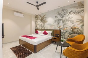 Desk, laptop workspace, iron/ironing board, free WiFi - Golden Pearl Infront Golden Temple Gate (Amritsar)