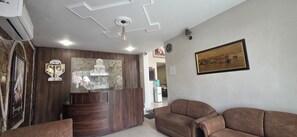 ฝ่ายต้อนรับ