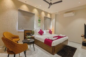 Desk, laptop workspace, iron/ironing board, free WiFi - Golden Pearl Infront Golden Temple Gate (Amritsar)