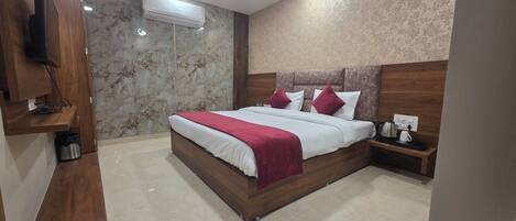 Deluxe-Doppelzimmer | Schreibtisch, laptopgeeigneter Arbeitsplatz, Bügeleisen/Bügelbrett