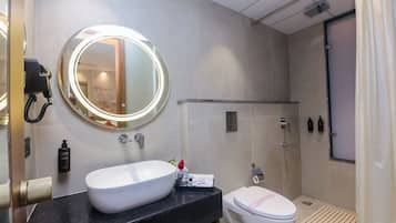 Ducha, toallas, jabón, shampoo