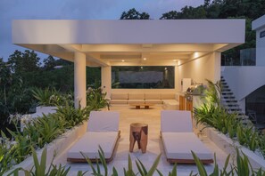 Sun deck - Beyond Villas Seashell by Alfred in Bali (Pecatu)