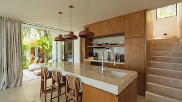 Biệt thự Deluxe, 3 phòng ngủ, hồ bơi riêng, quang cảnh hồ bơi | Bếp riêng | Lò vi sóng, lò nướng, bếp nấu, dụng cụ pha cà phê/trà