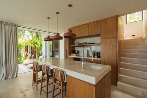 Microwave, oven, stovetop, coffee/tea maker - Beyond Villas Seashell by Alfred in Bali (Pecatu)