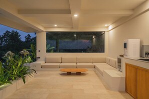 32-inch Smart TV with digital channels - Beyond Villas Seashell by Alfred in Bali (Pecatu)