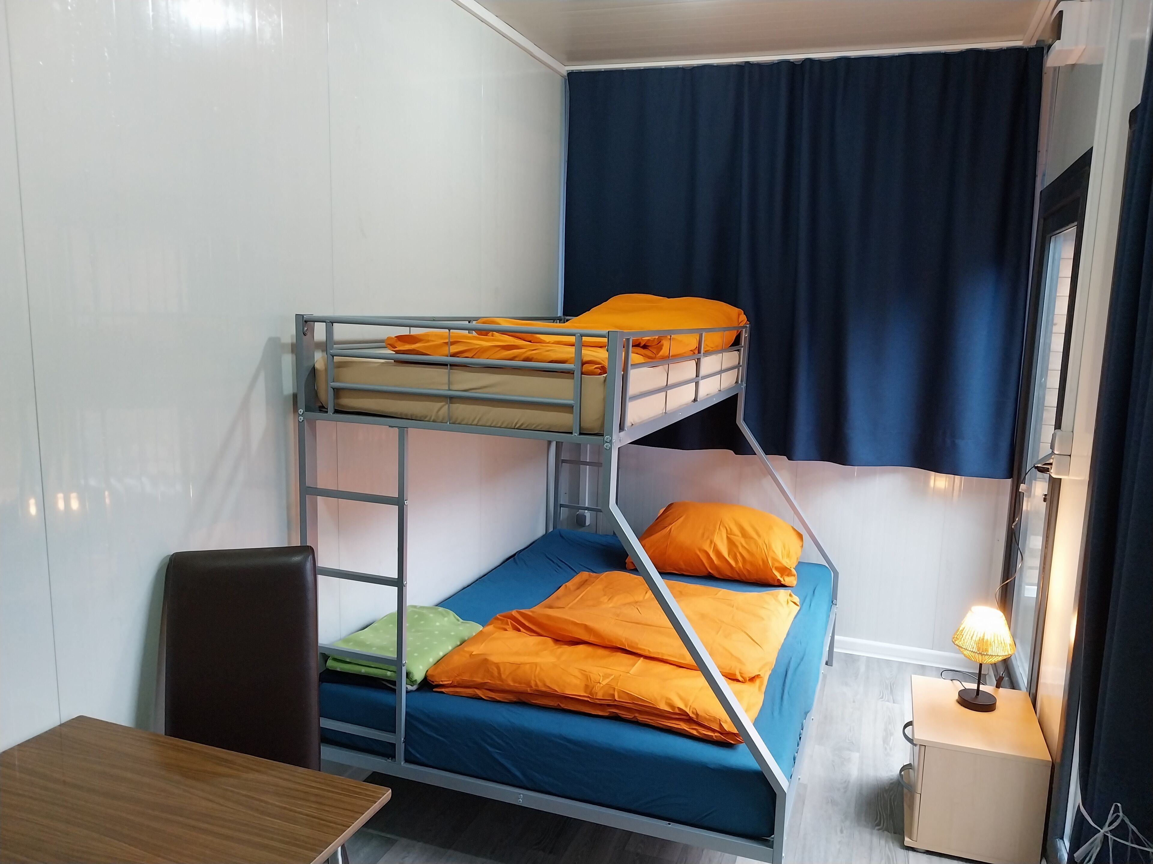 Căn hộ cơ bản | Bàn, khu vực làm việc phù hợp cho laptop 