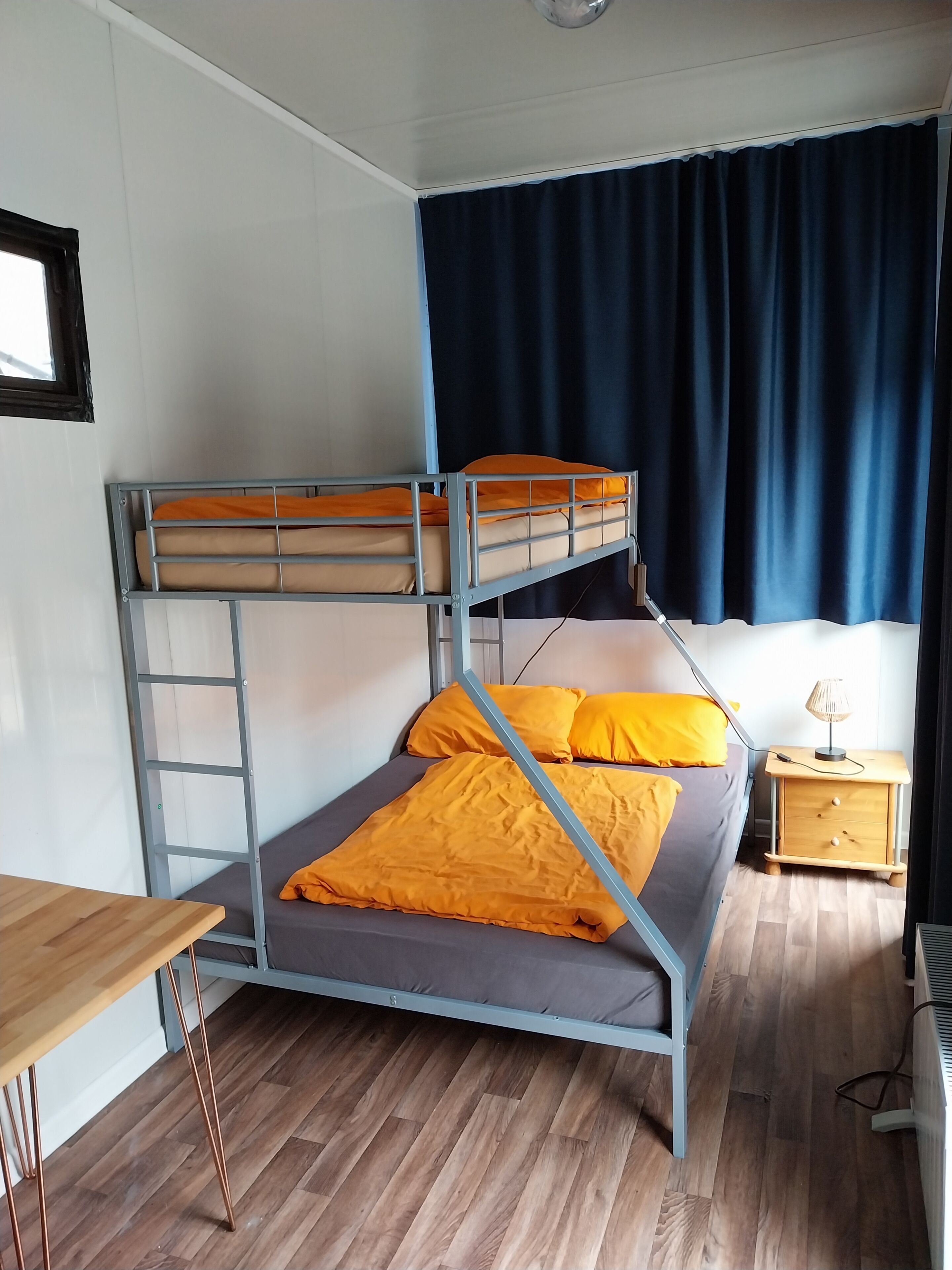 Schreibtisch, laptopgeeigneter Arbeitsplatz, kostenloses WLAN