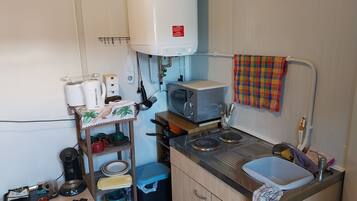 Căn hộ cơ bản | Bếp riêng | Tủ lạnh nhỏ, lò vi sóng, bếp nấu, dụng cụ nấu nướng/bát dĩa/dao nĩa