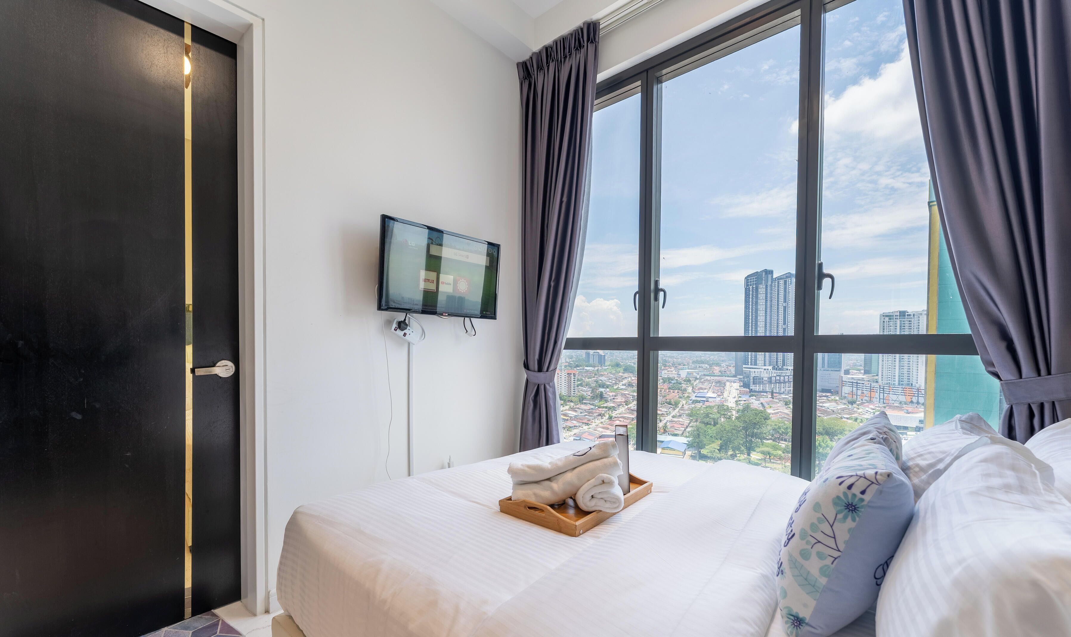 Comfort Apartment, 3 Bedrooms, City View | Individually decorated, individually furnished, blackout drapes