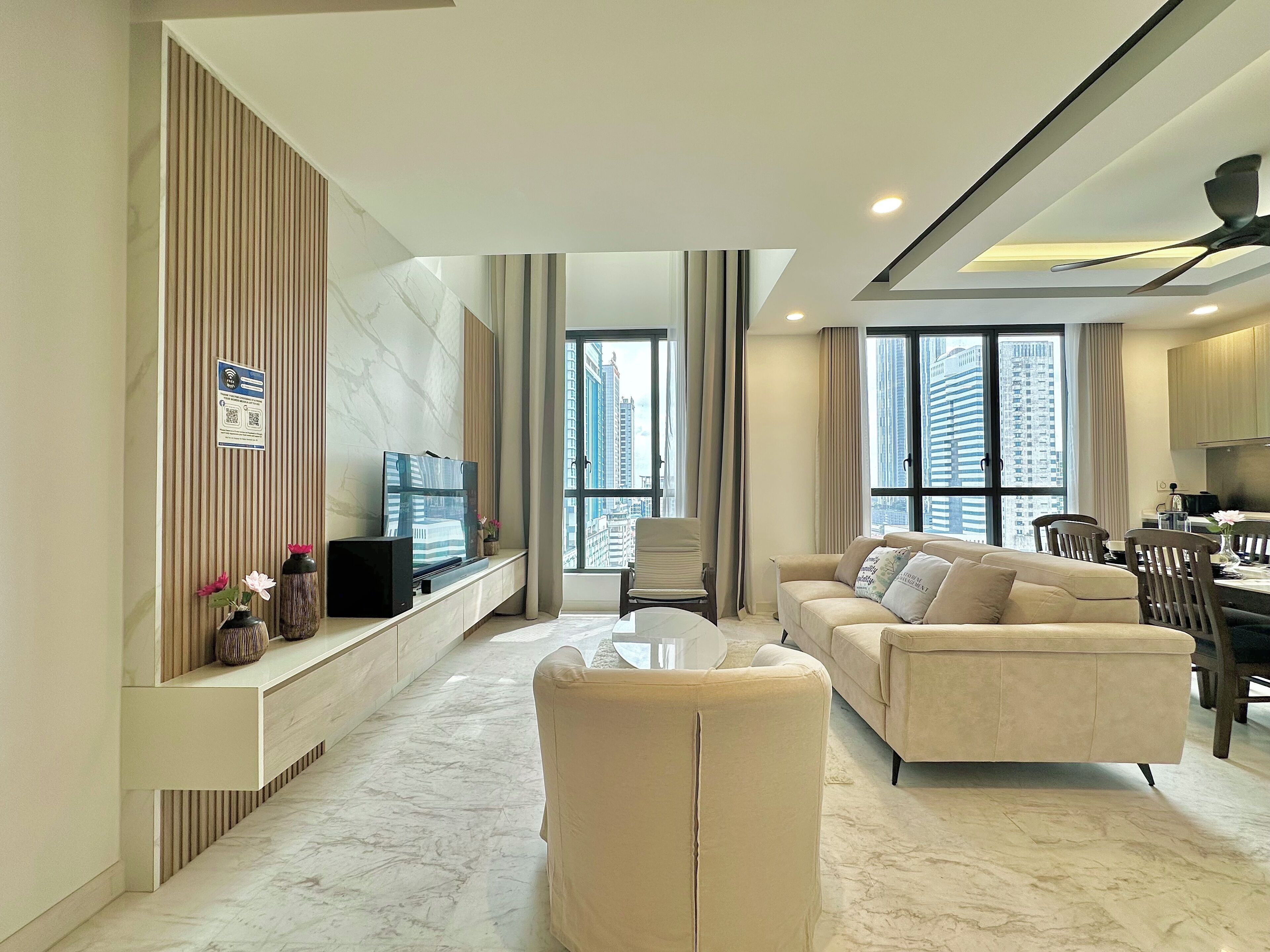 Comfort Duplex, 3 Bedrooms, City View | Living area