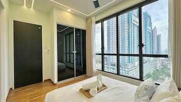 Comfort maisonnette, 3 slaapkamers, uitzicht op de stad | Verduisterende gordijnen, een strijkplank/strijkijzer, gratis wifi