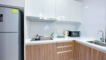 Comfort Apartment, 2 Bedrooms, Balcony, City View | Private kitchen