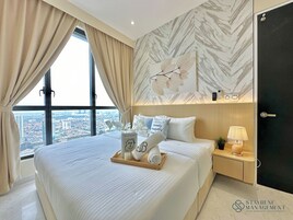 Deluxe Apartment, 3 Bedrooms, City View | Langsir/tirai gelap terus, seterika/papan seterika, Wi-fi percuma 