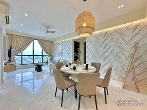 Appartement Deluxe, 3 chambres, vue ville | Restauration