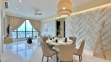 Deluxe-Apartment, 3 Schlafzimmer, Stadtblick | Speisen