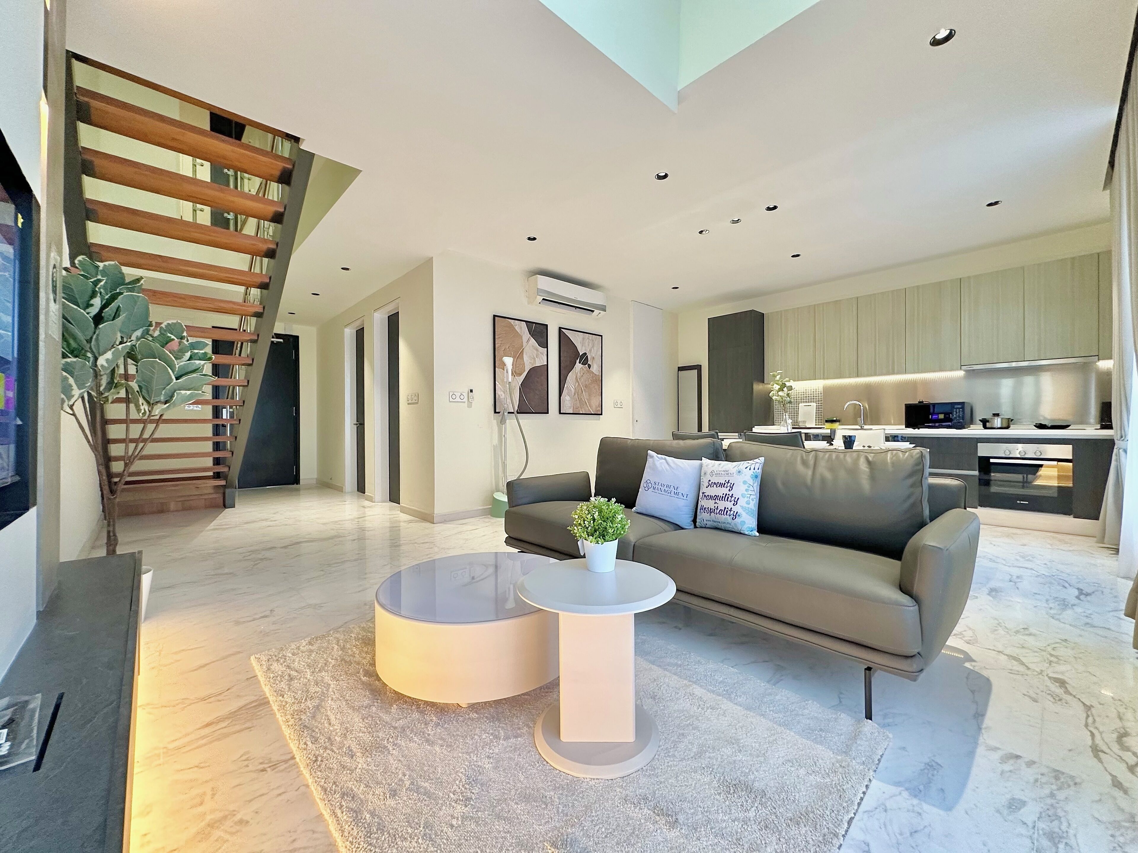 Executive Duplex, 3 Bedrooms, City View | Living area