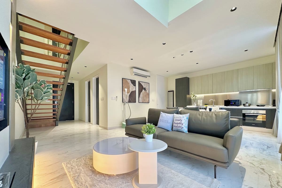 Executive Duplex, 3 Bedrooms, City View | Living area