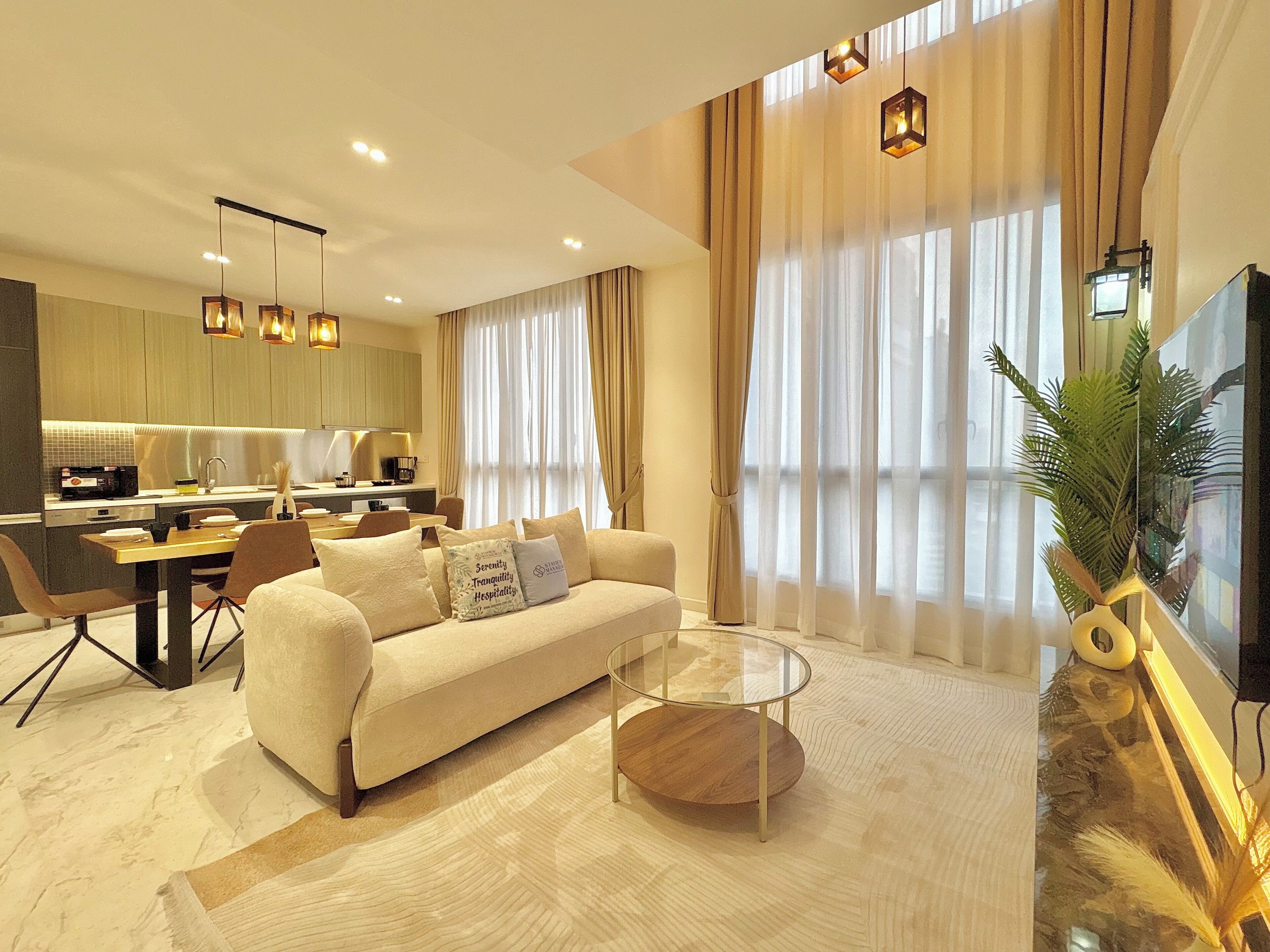 Premier Duplex, 3 Bedrooms, City View | Living area