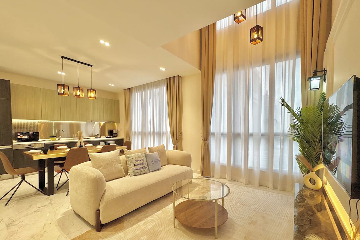 Premier Duplex, 3 Bedrooms, City View | Living area