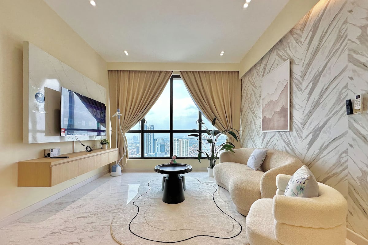 Deluxe Apartment, 3 Bedrooms, City View | Living area