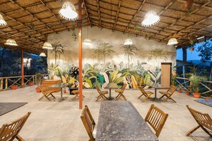 Outdoor dining - MRUDA FARMSTAY (Dahanu)