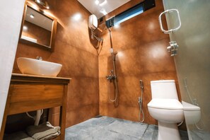 Chambre avec lits jumeaux | Salle de bain