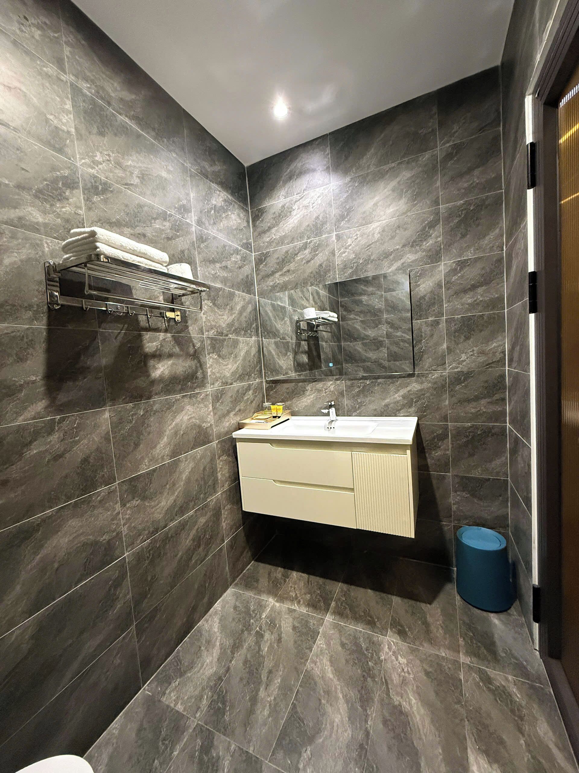Superior Double Room, City View | Bathroom | Shower, towels, soap, shampoo