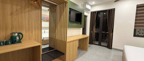 Dobbeltrom – superior, byutsikt | Skrivebord og wi-fi (inkludert)