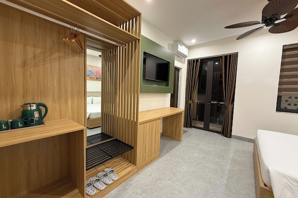 Dobbeltrom – superior, byutsikt | Skrivebord og wi-fi (inkludert)