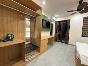 Habitación doble superior, vistas a la ciudad | Escritorio y wifi gratis