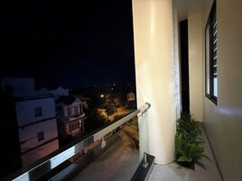 Habitación doble superior, vistas a la ciudad | Jardines del alojamiento