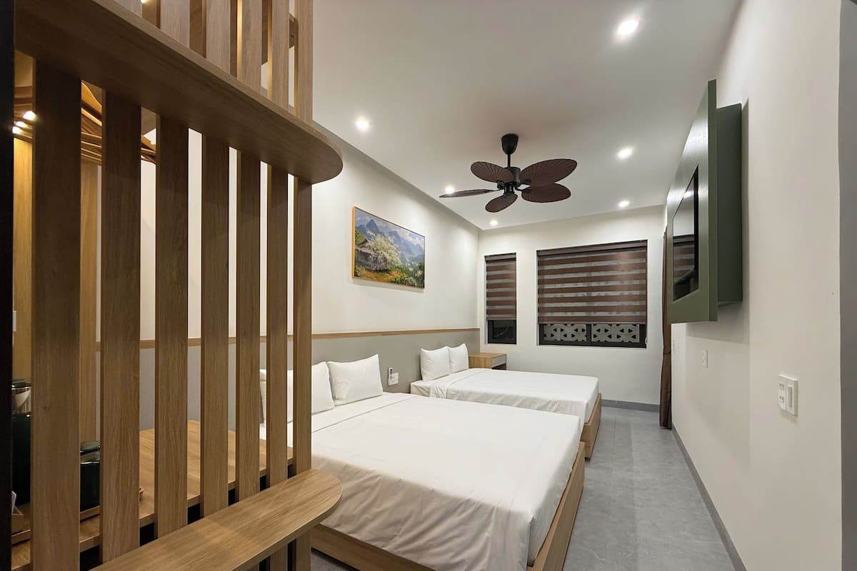 Habitación cuádruple superior, vistas a la ciudad | Escritorio y wifi gratis