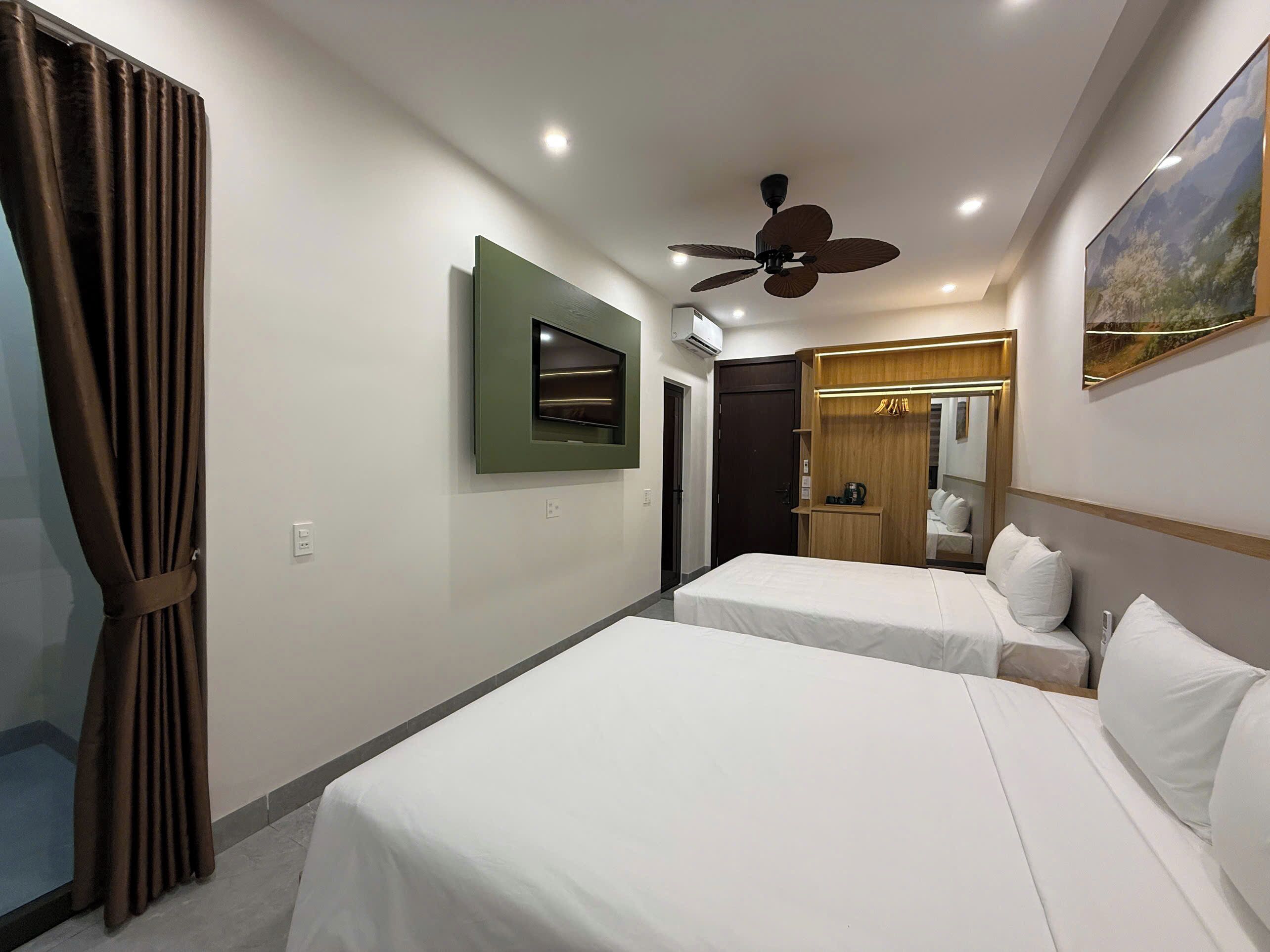 Superior Quadruple Room, City View | Desk, free WiFi