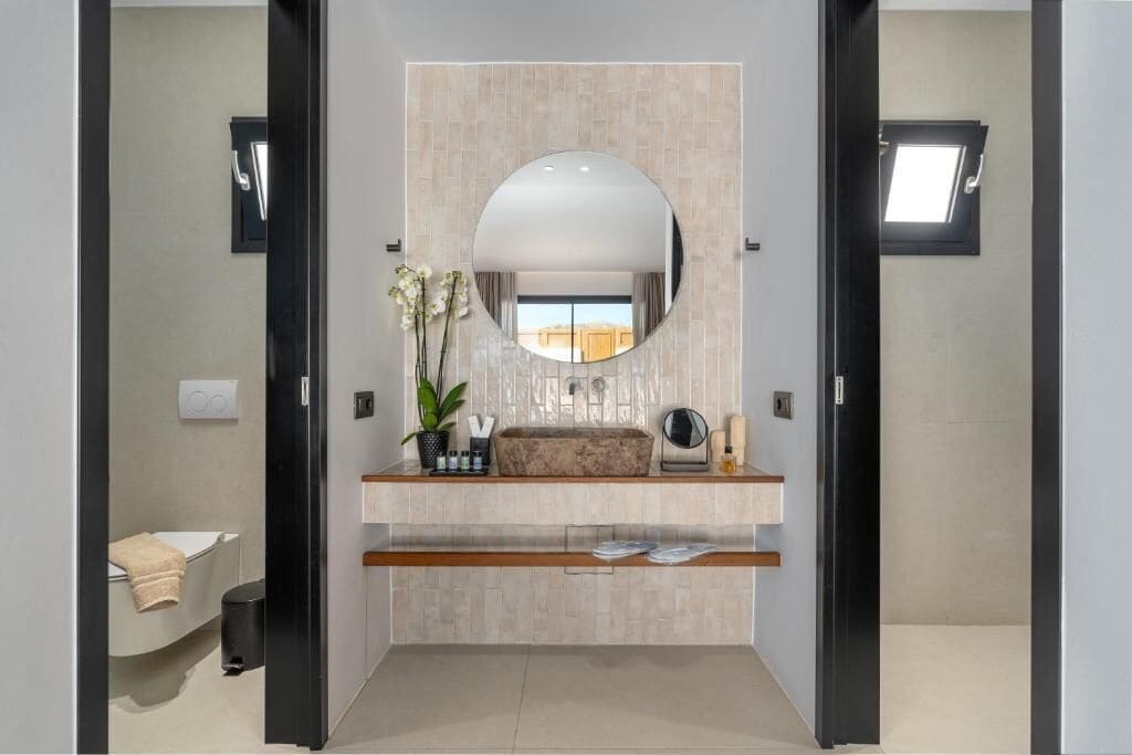 Deluxe Suite With Hot Tub | Bathroom