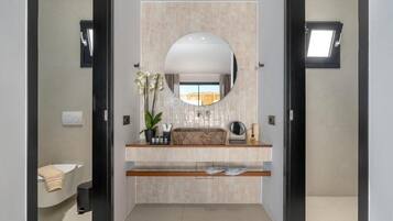 Deluxe Suite With Hot Tub | Bathroom