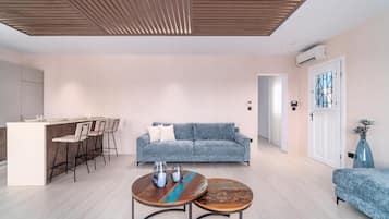 Villa Deluxe, patio, vista a la alberca | Área de sala de estar | Televisión
