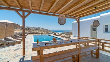 Deluxe-Villa, Terrasse, Poolblick | Speisen im Freien