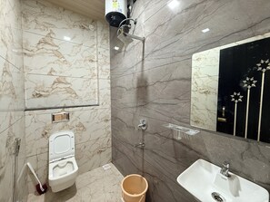 Deluxe Quadruple Room | Bathroom | Shower, slippers, bidet, towels - hotel shivlok inn (Ujjain)