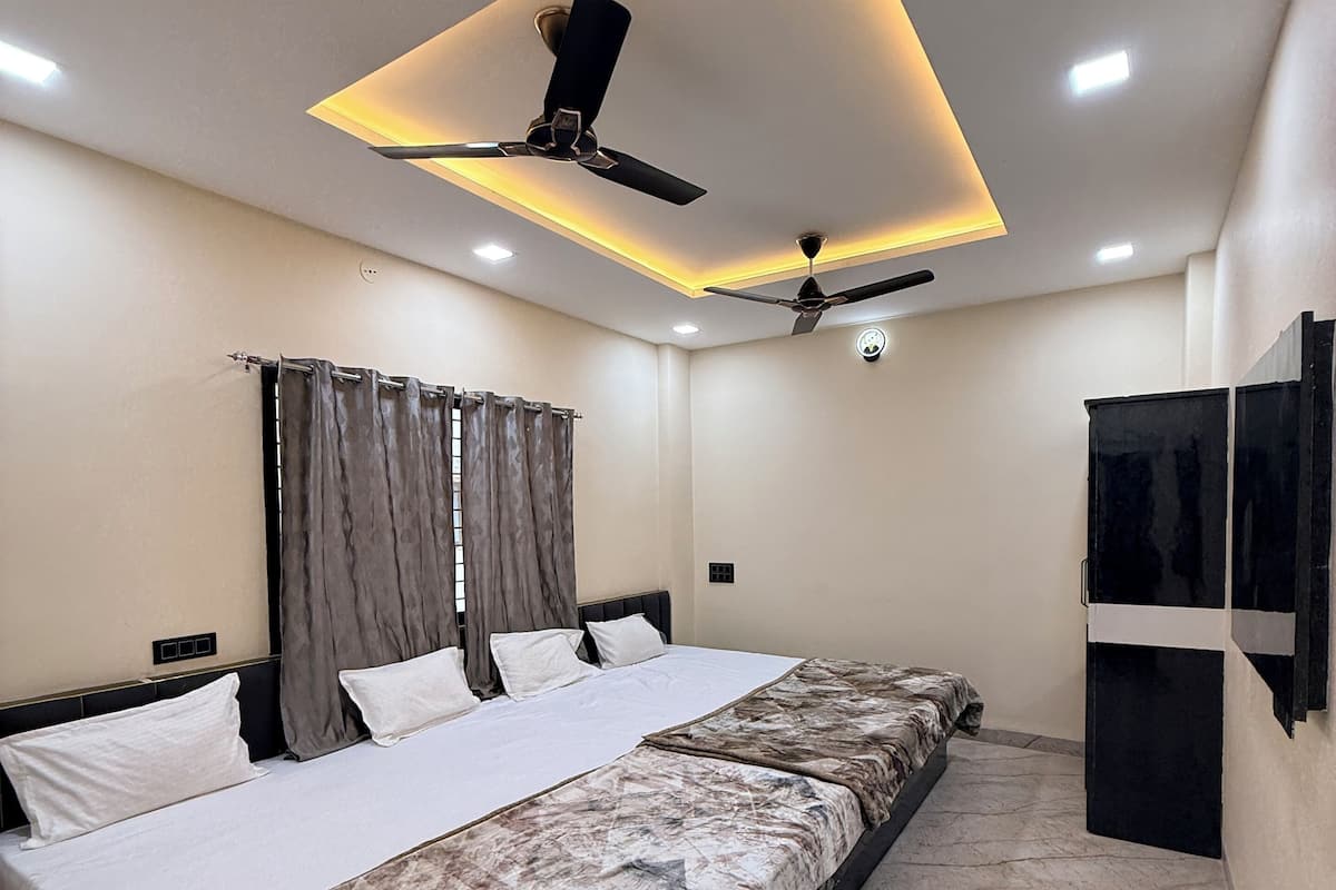 Deluxe Quadruple Room | Desk, laptop workspace, free WiFi